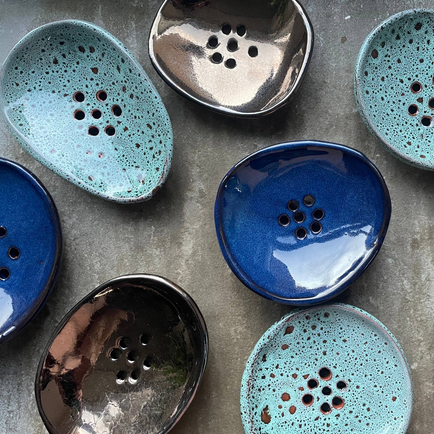BombusLeaf - Handmade Metallic Ceramic Soap Dish